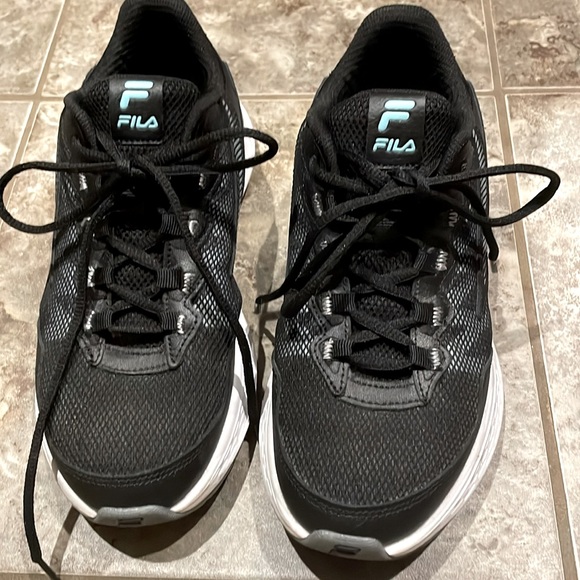 Like new! Womens FILA black aqua running shoes Sz 7 Great condition, w/ Box - Picture 3 of 11